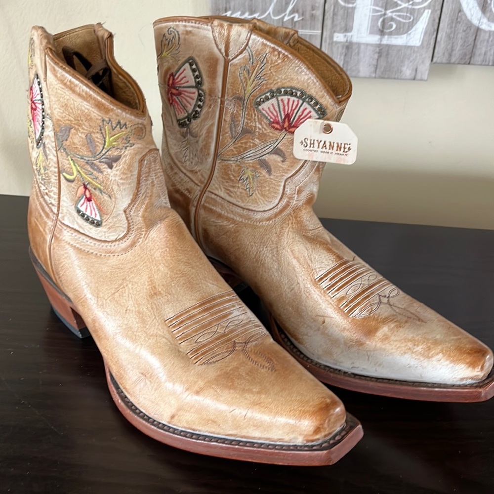 BRAND NEW SHYANNE® TAN WHITEWASHED LEATHER SNIP TOE WESTERN BOOTIES